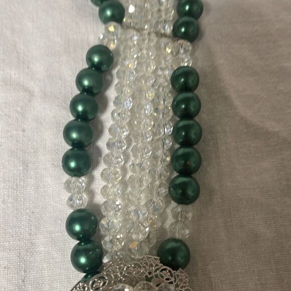 Elegant Green and Crystal Beaded Necklace - Picture 8 of 9